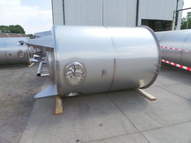 4 x 7.400L - 62 US bbl - 1950 US gal  AISI 316; heat-exchanger; vertical; mixing tanks