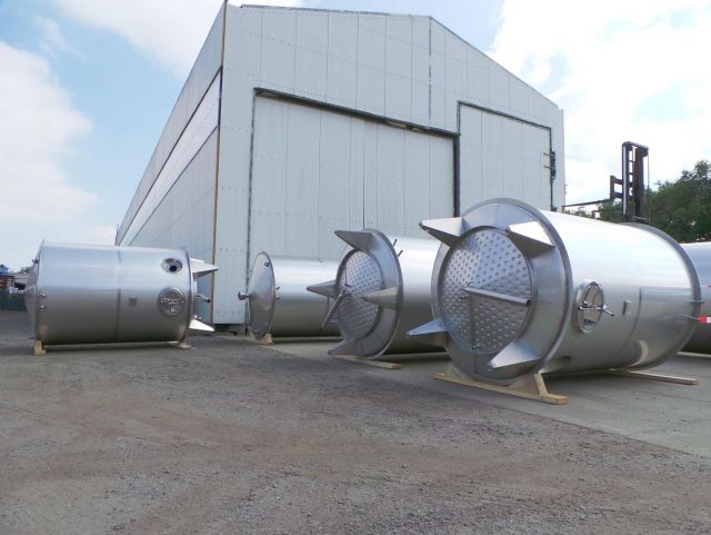 4 x 7,4m³ AISI 316; warmtewisselaar; roerwerk; vertikaal; mengtanks