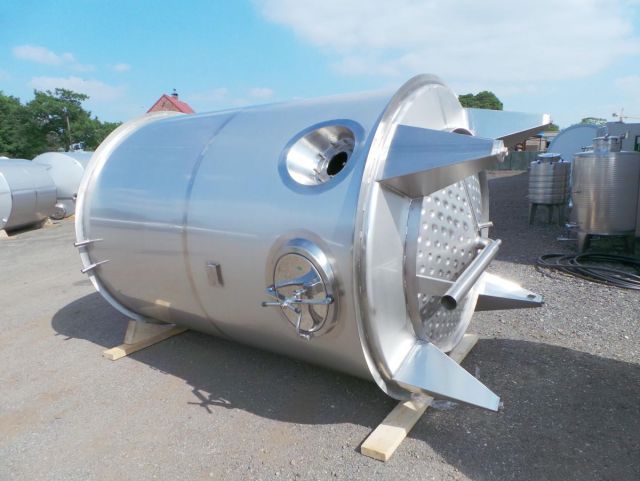 4 x 7,4m³ AISI 316; warmtewisselaar; roerwerk; vertikaal; mengtanks