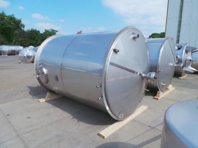 4 x 7,4m³ AISI 316; warmtewisselaar; roerwerk; vertikaal; mengtanks