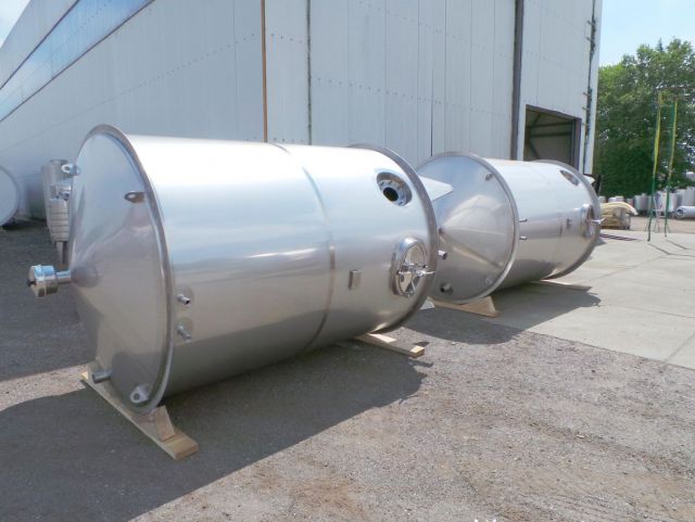 4 x 7,4m³ AISI 316; warmtewisselaar; roerwerk; vertikaal; mengtanks