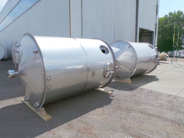 4 x 7.400L - 62 US bbl - 1950 US gal  AISI 316; heat-exchanger; vertical; mixing tanks