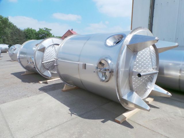 4 x 7,4m³ AISI 316; warmtewisselaar; roerwerk; vertikaal; mengtanks