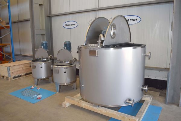 2 x 200L stainless-steel single skin mixing tanks and 1 x 1470L stainless-steel mixing tank with heat-exchanger and insulation mengtank