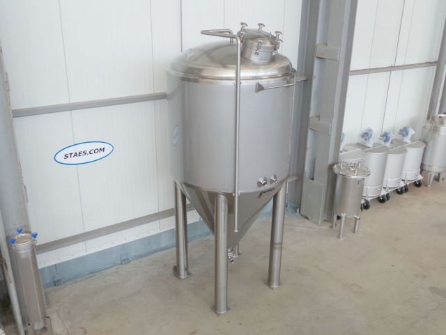 2 x 3m³ AISI304; CCT bier fermentatie tanks, gistingstanks; geisoleerd; warmtewisselaar; 2 bar druk binnentank