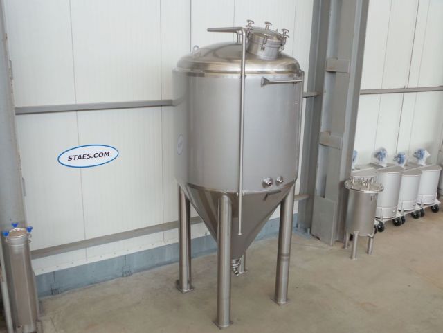 2 x 3m³ AISI304; CCT bier fermentatie tanks, gistingstanks; geisoleerd; warmtewisselaar; 2 bar druk binnentank