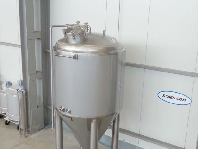 2 x 3m³ AISI304; CCT bier fermentatie tanks, gistingstanks; geisoleerd; warmtewisselaar; 2 bar druk binnentank