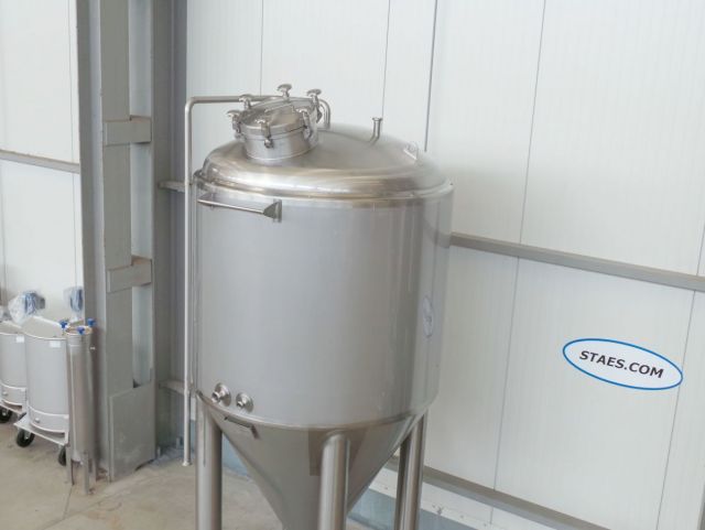 2 x 3m³ AISI304; CCT bier fermentatie tanks, gistingstanks; geisoleerd; warmtewisselaar; 2 bar druk binnentank