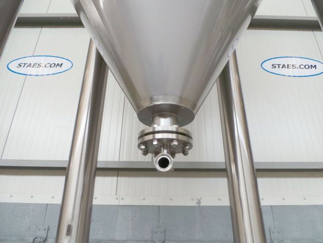 2 x 3m³ AISI304; CCT bier fermentatie tanks, gistingstanks; geisoleerd; warmtewisselaar; 2 bar druk binnentank
