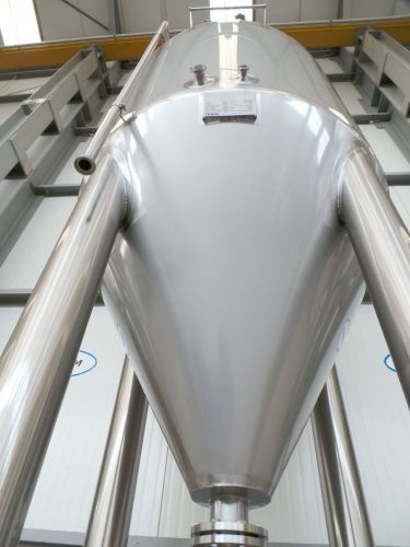 2 x 3m³ AISI304; CCT bier fermentatie tanks, gistingstanks; geisoleerd; warmtewisselaar; 2 bar druk binnentank
