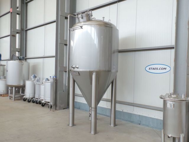 2 x 3m³ AISI304; CCT bier fermentatie tanks, gistingstanks; geisoleerd; warmtewisselaar; 2 bar druk binnentank