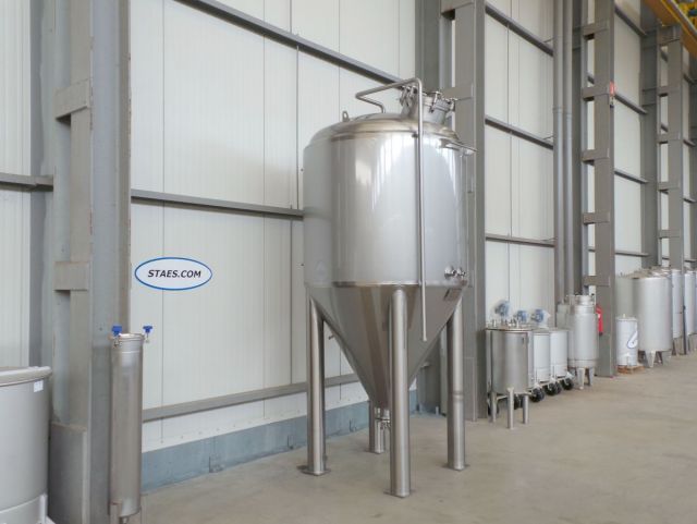 2 x 3m³ AISI304; CCT bier fermentatie tanks, gistingstanks; geisoleerd; warmtewisselaar; 2 bar druk binnentank