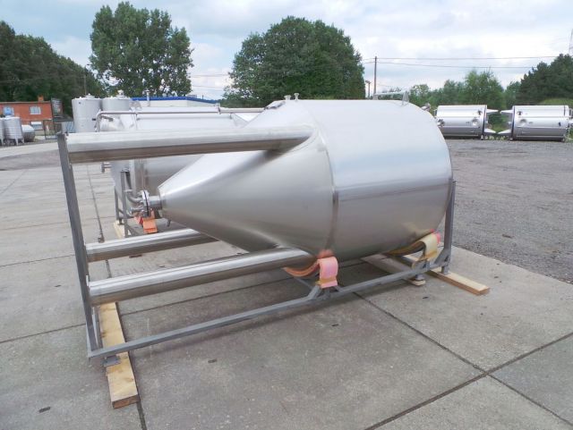 2 x 3m³ AISI304; CCT bier fermentatie tanks, gistingstanks; geisoleerd; warmtewisselaar; 2 bar druk binnentank