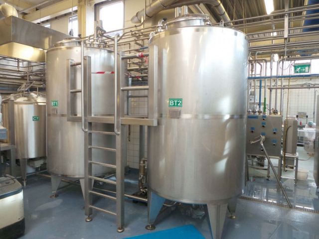 2 x 3.300L - 27 US bbl -  870 US gal - AISI316; stainless-steel storage-tank; insulated; vertical on legs