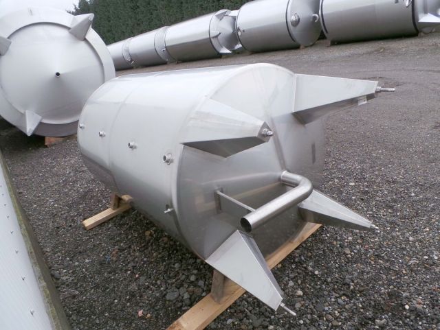 2 x 3.3m³ AISI316; roestvrijstalen opslagtank; verticaal, geisoleerd op poten