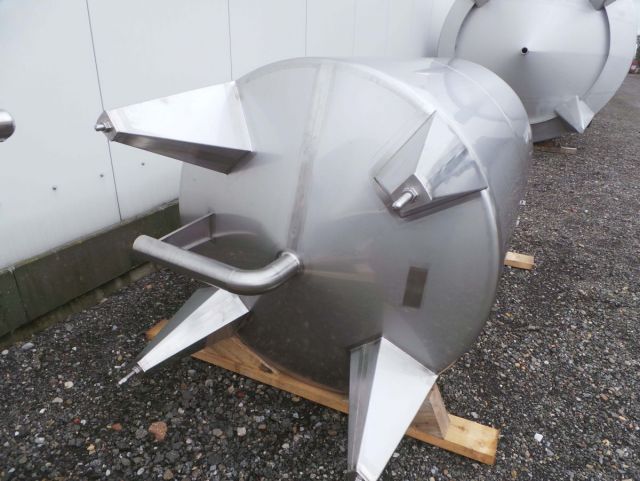 2 x 3.3m³ AISI316; roestvrijstalen opslagtank; verticaal, geisoleerd op poten