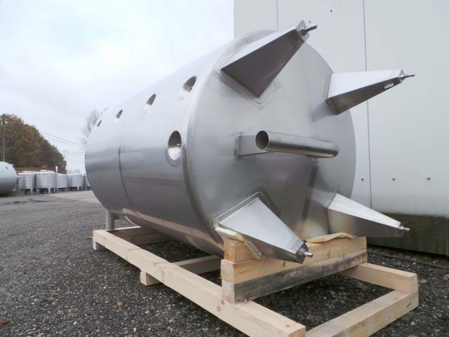 2 x 3.3m³ AISI316; roestvrijstalen opslagtank; verticaal, geisoleerd op poten