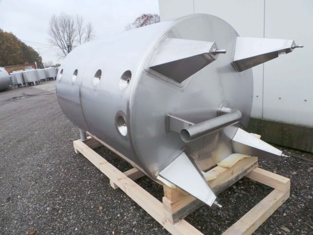2 x 3.3m³ AISI316; roestvrijstalen opslagtank; verticaal, geisoleerd op poten