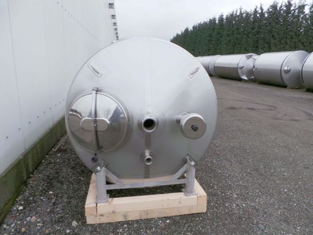 2 x 3.3m³ AISI316; roestvrijstalen opslagtank; verticaal, geisoleerd op poten