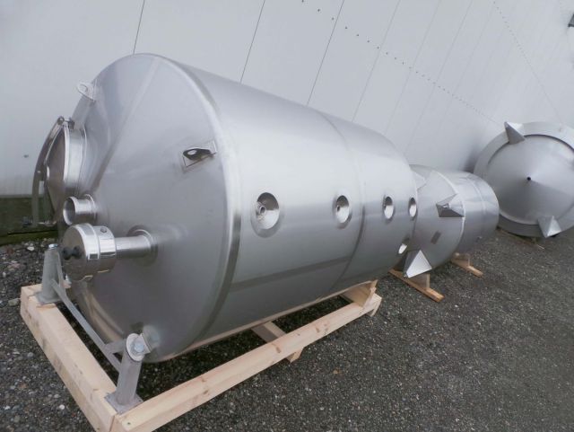 2 x 3.3m³ AISI316; roestvrijstalen opslagtank; verticaal, geisoleerd op poten