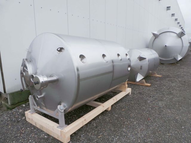 2 x 3.3m³ AISI316; roestvrijstalen opslagtank; verticaal, geisoleerd op poten