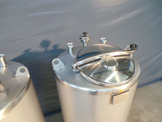 2 x 500L - 4 US bbl - 132 US gal - AISI 304; stainless-steel CIP storage-tanks; vertical; single skin on legs
