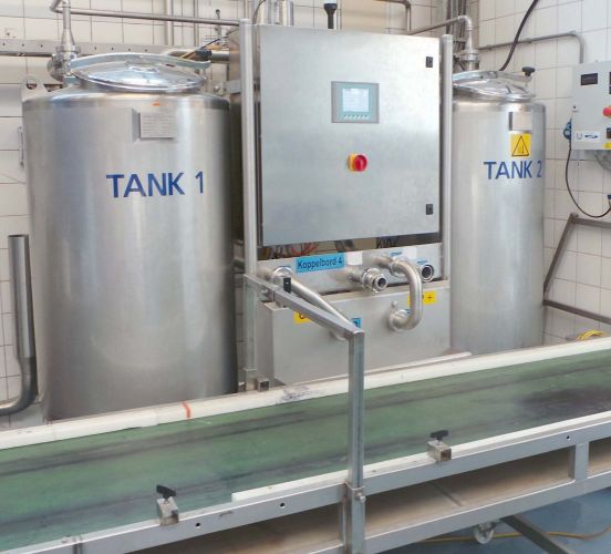 2 x 500L AISI 304; roestvrijstalen CIP opslagtank; verticaal; enkelwandig