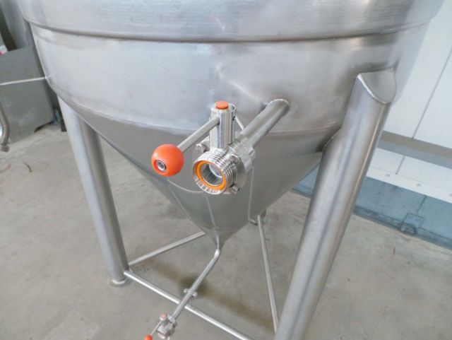 3 x 1.5m³ AISI304; CCT bier fermentors, bier fermantatie tanks; cct tank; vertikaal; warmtewisselaar
