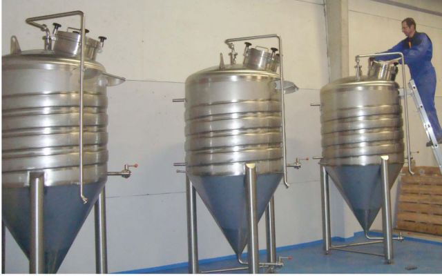 3 x 1.5m³ AISI304; CCT bier fermentors, bier fermantatie tanks; cct tank; vertikaal; warmtewisselaar
