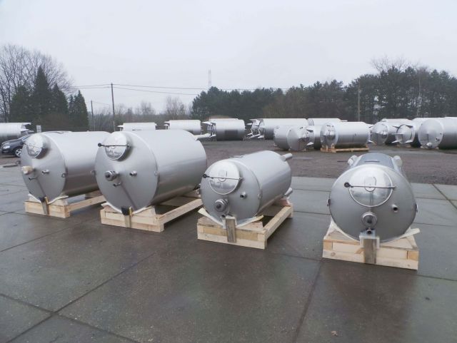 2 x 1.000L - 8.3 US bbl - 264 US gal; 2 x 2.100L - 17 US bbl -  554 US gal - AISI304; stainless-steel storage-tanks; vertical; single jacket