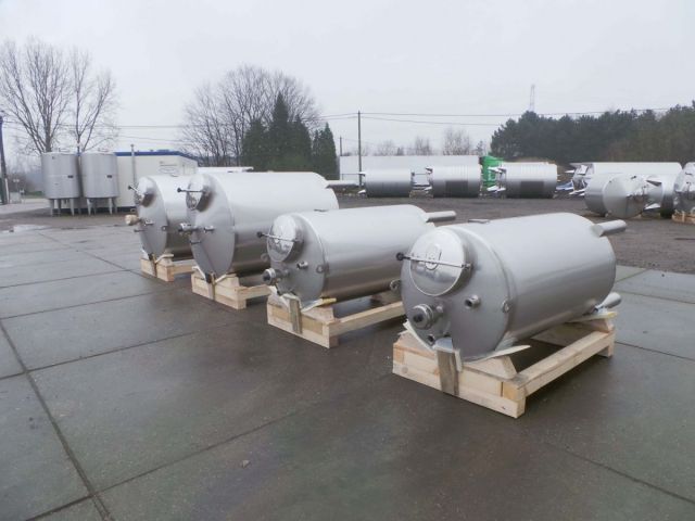 2 x 1.000L - 8.3 US bbl - 264 US gal; 2 x 2.100L - 17 US bbl -  554 US gal - AISI304; stainless-steel storage-tanks; vertical; single jacket