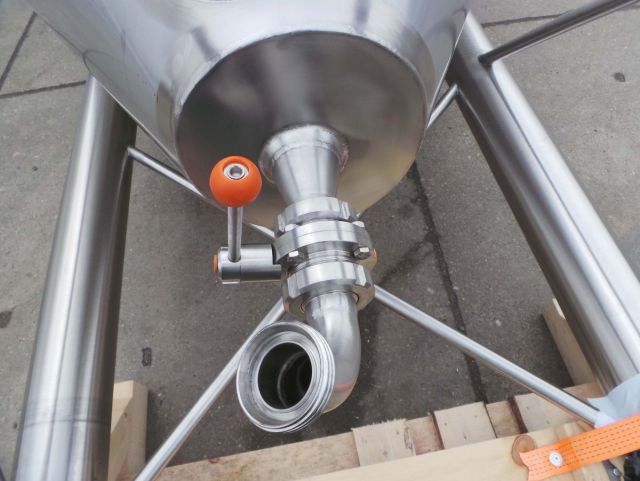 1 x 6m³ AISI304 CCT fermentatie tank; warmtewisselaar; isolatie