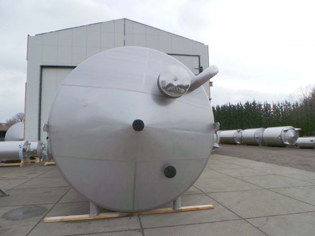 1 x 83m³ AISI304; verticale roestvrijstalen opslagtank op rok; geisoleerd en bekleed met roestvrijstaal