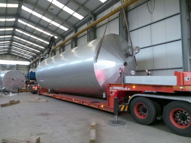 1 x 83.000L - 700 US bbl - 22.000 US gal - insulated stainless-steel storage-tank; vertical on skirt