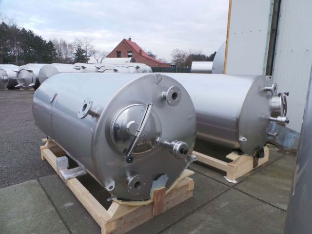 2 x 4.000L - 33 US bbl - 1.050 US gal AISI304; stainless-steel storage tanks & 1 x 52.000L - 436 US bbl - 1.370 US gall Polyester storage-tanks for food use
