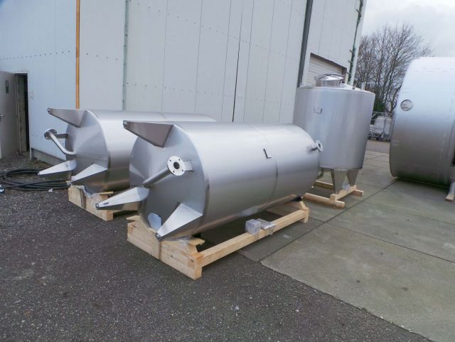 2 x 4m³ AISI304; roestvrijstalen tanks; enkelwandig; verticaal & 1 x 52m³ Polyester; enkelwanig verticaal met voedingscertificaat