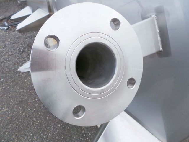 2 x 4m³ AISI304; roestvrijstalen tanks; enkelwandig; verticaal & 1 x 52m³ Polyester; enkelwanig verticaal met voedingscertificaat
