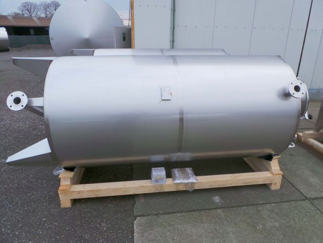 2 x 4m³ AISI304; roestvrijstalen tanks; enkelwandig; verticaal & 1 x 52m³ Polyester; enkelwanig verticaal met voedingscertificaat