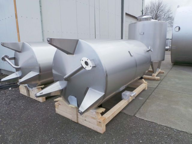 2 x 4m³ AISI304; roestvrijstalen tanks; enkelwandig; verticaal & 1 x 52m³ Polyester; enkelwanig verticaal met voedingscertificaat