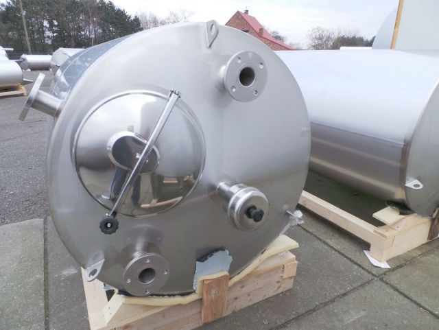 2 x 4m³ AISI304; roestvrijstalen tanks; enkelwandig; verticaal & 1 x 52m³ Polyester; enkelwanig verticaal met voedingscertificaat