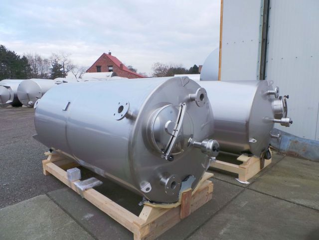 2 x 4m³ AISI304; roestvrijstalen tanks; enkelwandig; verticaal & 1 x 52m³ Polyester; enkelwanig verticaal met voedingscertificaat