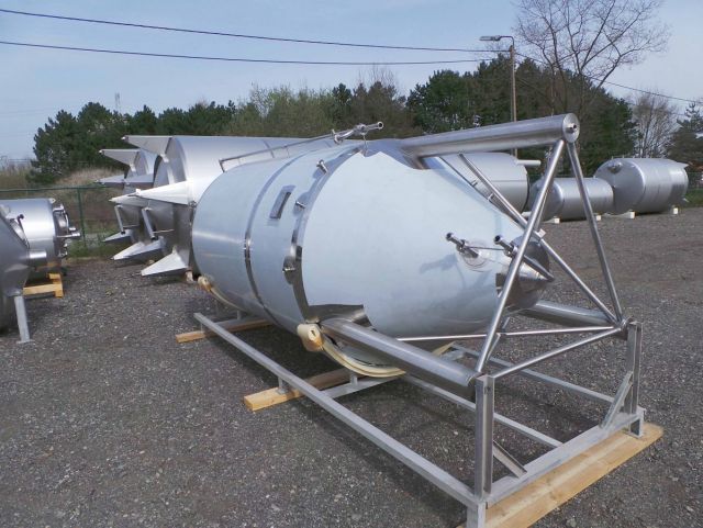 1 x 4m³ AISI304 CCT fermentatie tank; warmtewisselaar PED/CE & 1 x 3m³ AISI304 warmwatertank