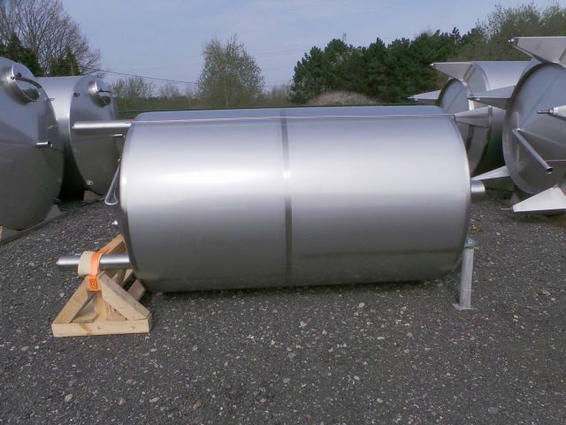 1 x 4m³ AISI304 CCT fermentatie tank; warmtewisselaar PED/CE & 1 x 3m³ AISI304 warmwatertank