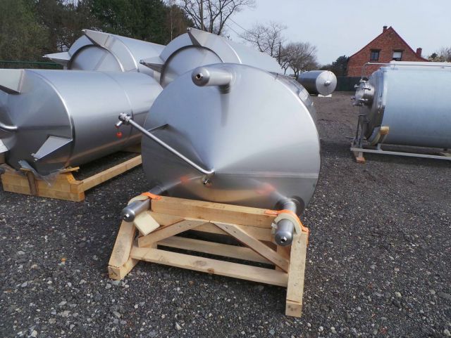 1 x 4m³ AISI304 CCT fermentatie tank; warmtewisselaar PED/CE & 1 x 3m³ AISI304 warmwatertank