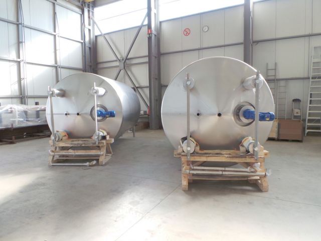 13 x 14.2m³ AISI304 BBT biertanks; vertikaal op poten; geisoleerd; warmtewisselaar