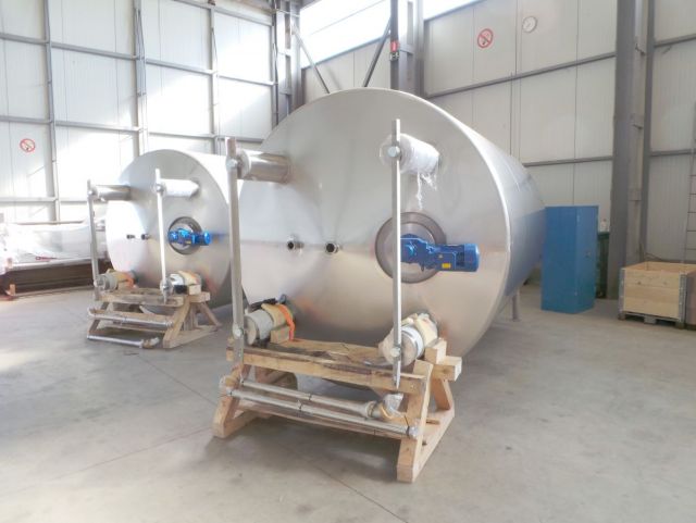 13 x 14.2m³ AISI304 BBT biertanks; vertikaal op poten; geisoleerd; warmtewisselaar