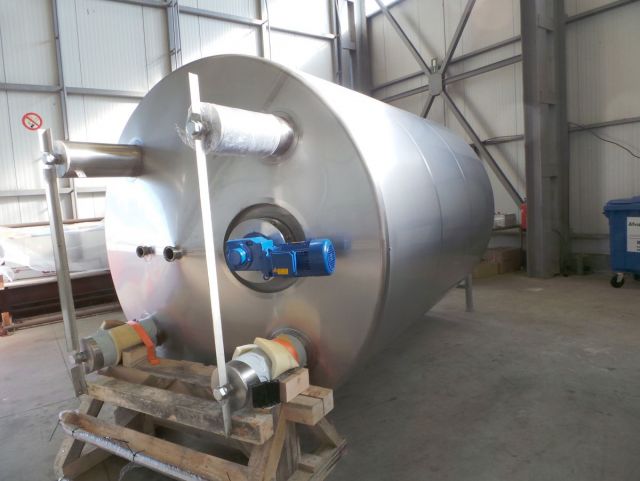 13 x 14.2m³ AISI304 BBT biertanks; vertikaal op poten; geisoleerd; warmtewisselaar