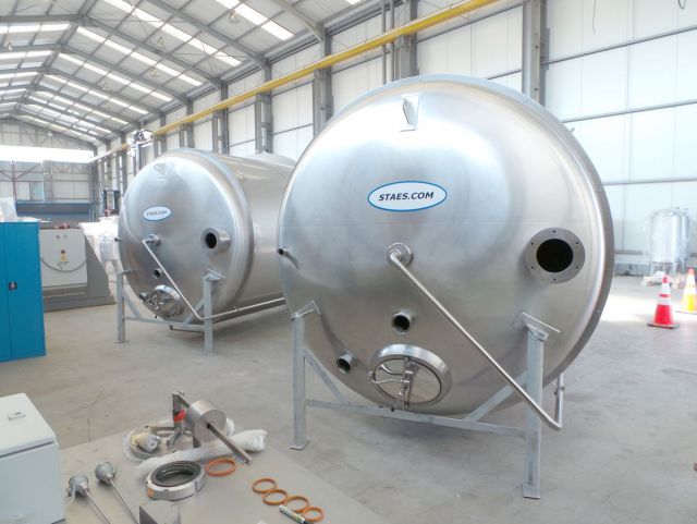 13 x 14.2m³ AISI304 BBT biertanks; vertikaal op poten; geisoleerd; warmtewisselaar