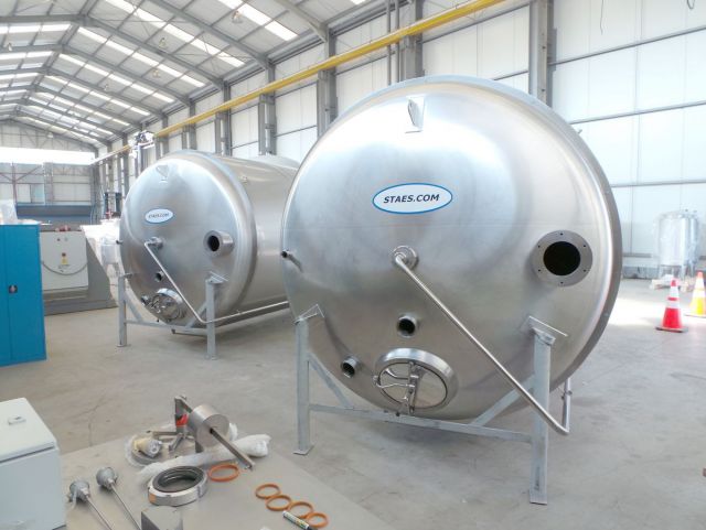 13 x 14.2m³ - 119 US bbl - 3750 US gal - AISI304; BBT bright beer tanks; vertical on legs, insulated tank; heat exchanger