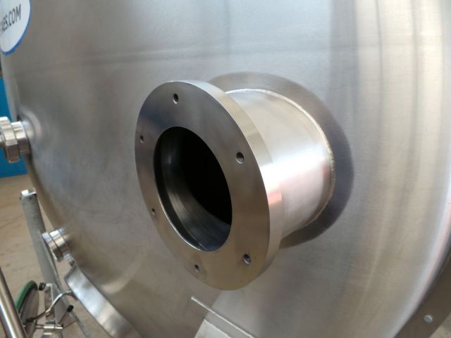 13 x 14.2m³ AISI304 BBT biertanks; vertikaal op poten; geisoleerd; warmtewisselaar